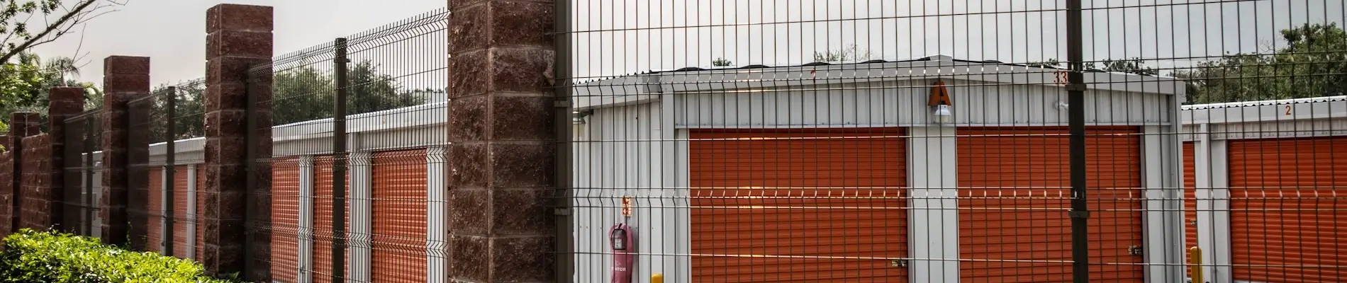 Reja Florencia Deacero frente a un parque