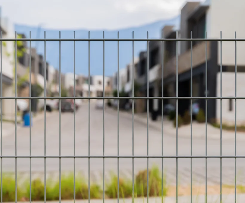 Reja Contemporánea DEACERO negra en el perímetro de un fraccionamiento residencial