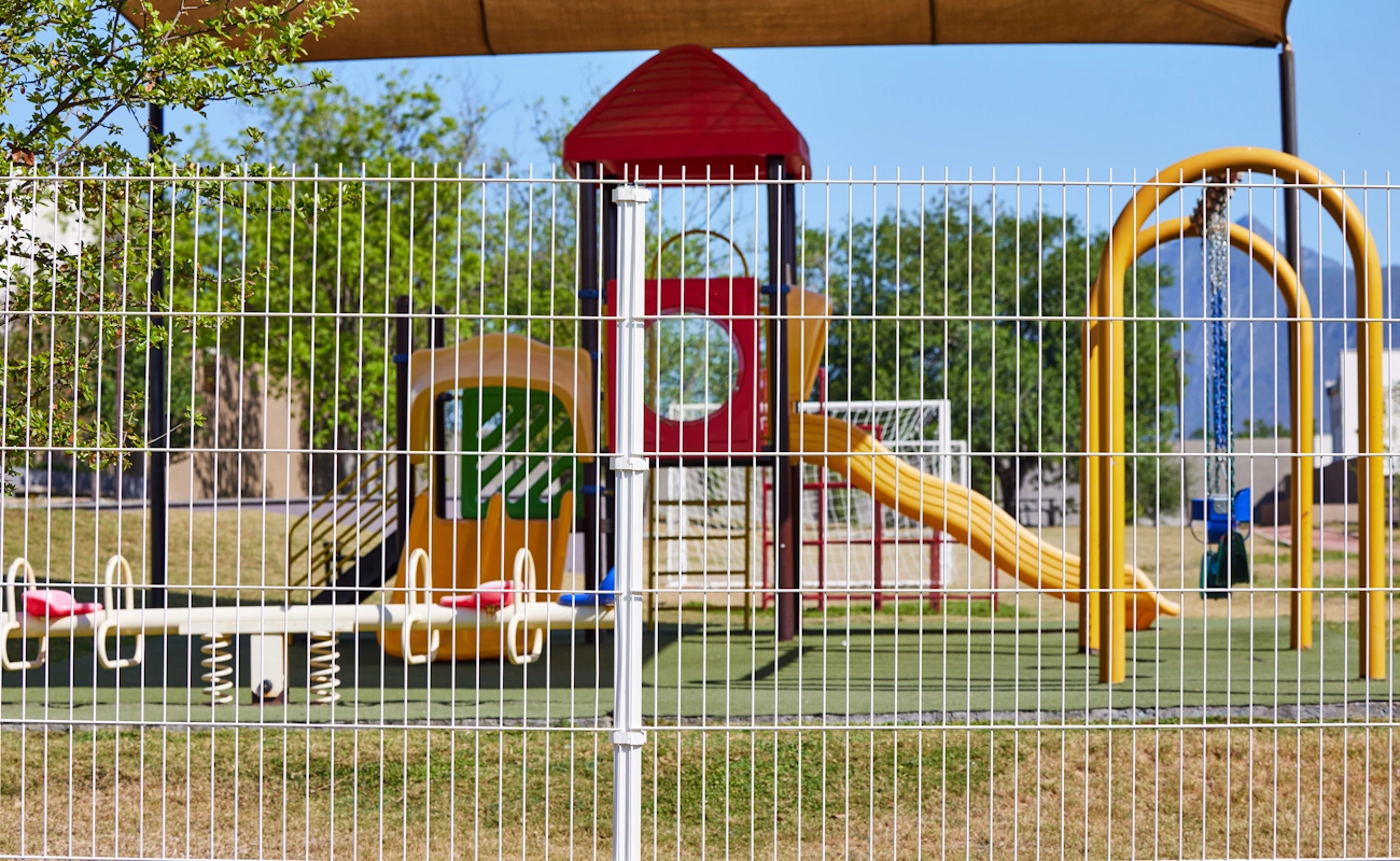 Reja Versa Deacero protegiendo un área de juegos infantiles en un parque